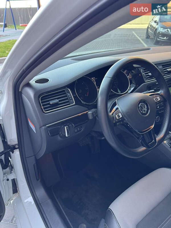 Седан Volkswagen Jetta 2015 в Полтаві