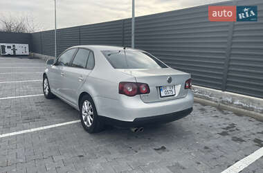 Седан Volkswagen Jetta 2010 в 