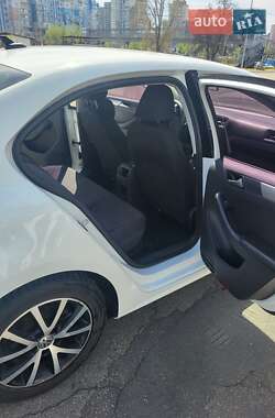 Седан Volkswagen Jetta 2016 в 