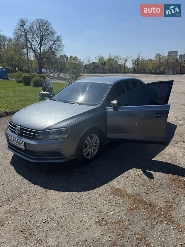 Седан Volkswagen Jetta 2016 в Чугуєві