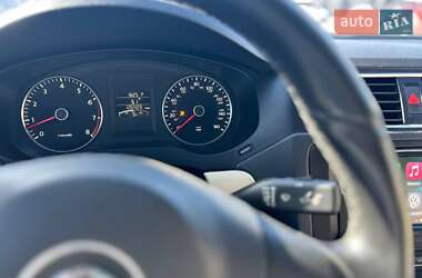 Седан Volkswagen Jetta 2011 в 