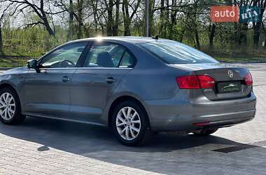 Седан Volkswagen Jetta 2012 в 