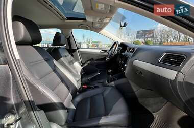 Седан Volkswagen Jetta 2012 в 
