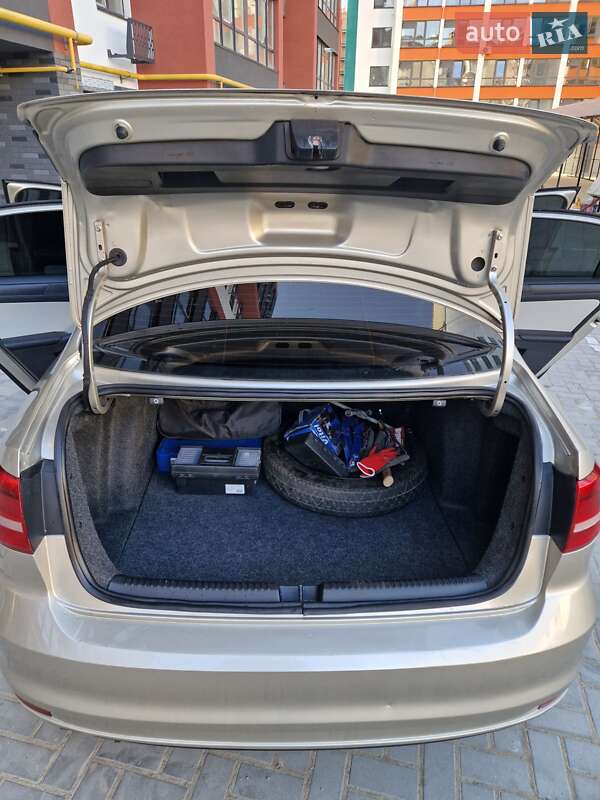 Седан Volkswagen Jetta 2015 в Житомирі