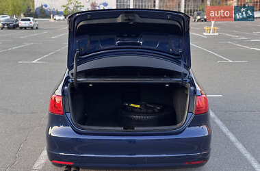 Седан Volkswagen Jetta 2011 в 