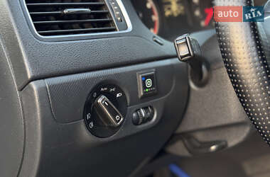 Седан Volkswagen Jetta 2011 в 