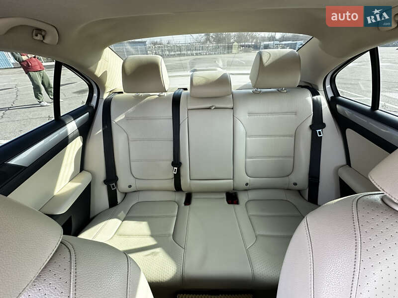 Седан Volkswagen Jetta 2015 в Днепре