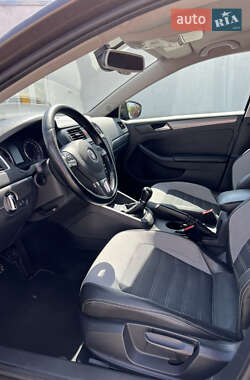 Седан Volkswagen Jetta 2012 в 