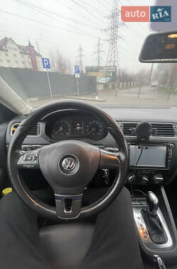 Седан Volkswagen Jetta 2010 в 