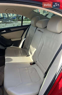 Седан Volkswagen Jetta 2013 в 