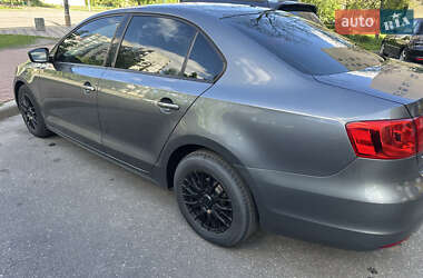Седан Volkswagen Jetta 2012 в 