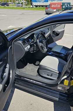 Седан Volkswagen Jetta 2012 в 