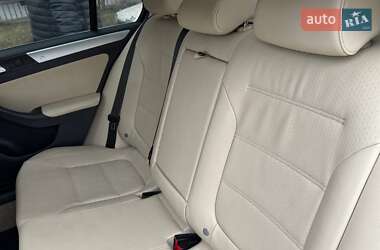 Седан Volkswagen Jetta 2013 в 