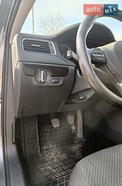 Седан Volkswagen Jetta 2011 в 
