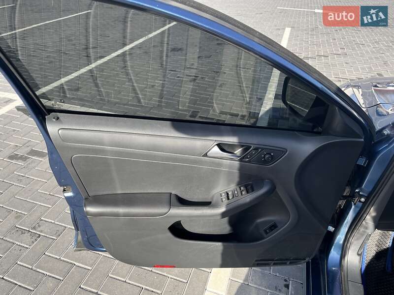 Седан Volkswagen Jetta 2015 в Ужгороді