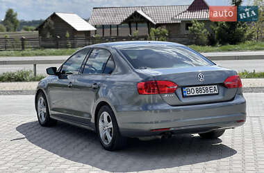 Седан Volkswagen Jetta 2013 в 