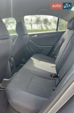 Седан Volkswagen Jetta 2013 в 