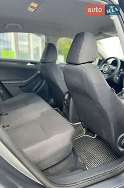 Седан Volkswagen Jetta 2013 в 