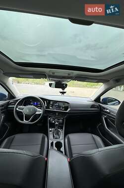 Седан Volkswagen Jetta 2023 в 