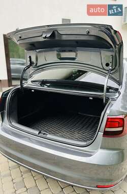 Седан Volkswagen Jetta 2016 в 