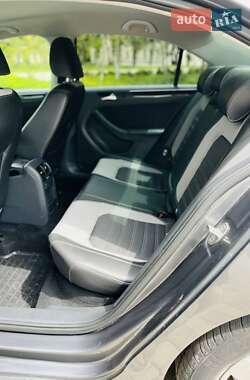 Седан Volkswagen Jetta 2016 в 