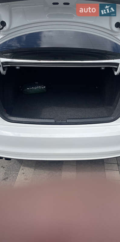 Седан Volkswagen Jetta 2015 в Львове