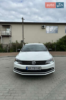 Седан Volkswagen Jetta 2015 в 
