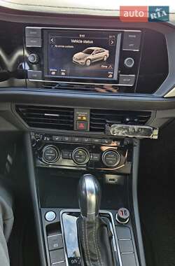 Седан Volkswagen Jetta 2018 в 