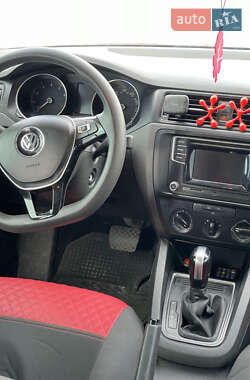 Седан Volkswagen Jetta 2015 в 