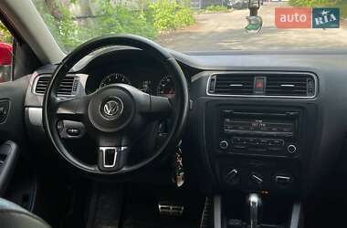 Седан Volkswagen Jetta 2013 в 
