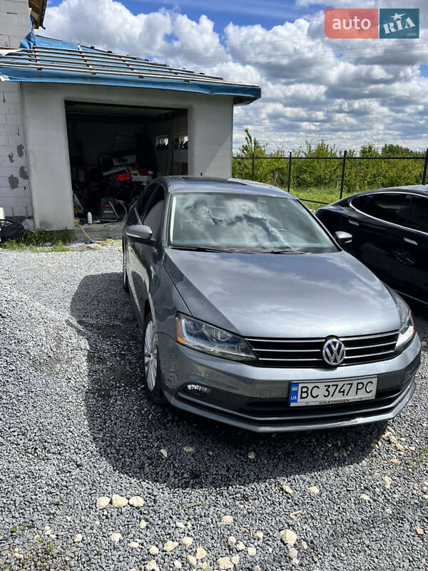 Седан Volkswagen Jetta 2015 в Львове