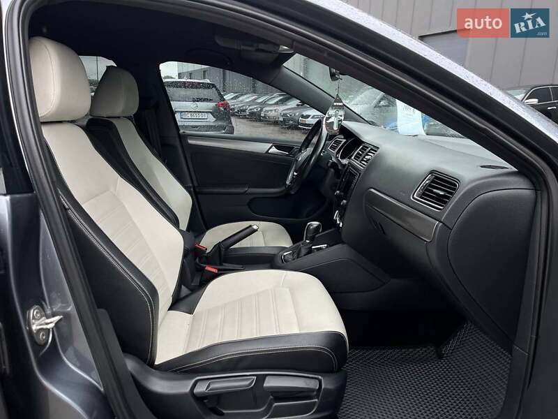 Седан Volkswagen Jetta 2016 в Львові