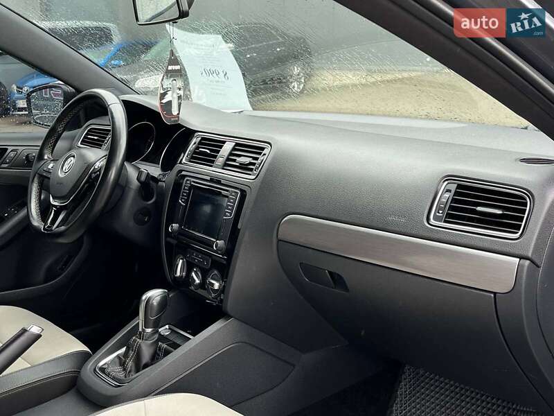 Седан Volkswagen Jetta 2016 в Львові