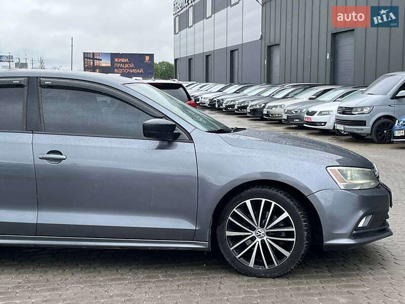 Седан Volkswagen Jetta 2016 в Львові