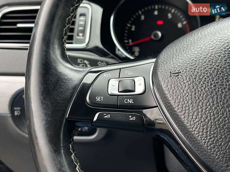 Седан Volkswagen Jetta 2016 в Львові