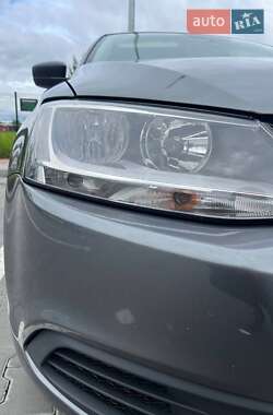 Седан Volkswagen Jetta 2012 в 