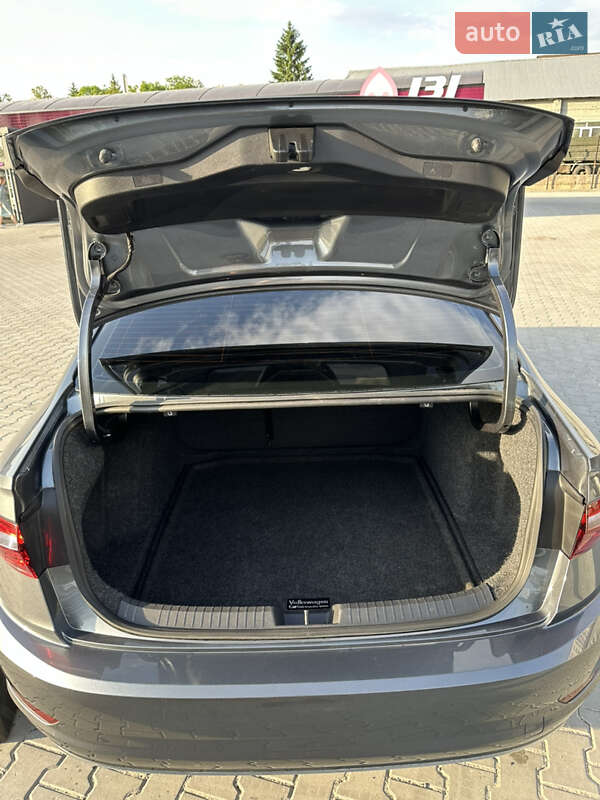 Седан Volkswagen Jetta 2020 в Львове