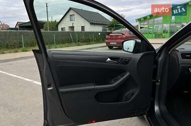 Седан Volkswagen Jetta 2012 в 