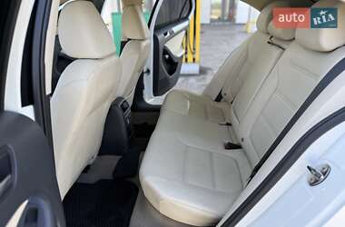 Седан Volkswagen Jetta 2012 в 