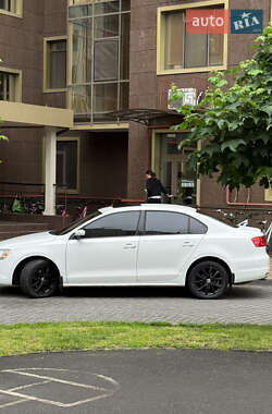 Седан Volkswagen Jetta 2012 в 