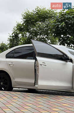 Седан Volkswagen Jetta 2012 в 
