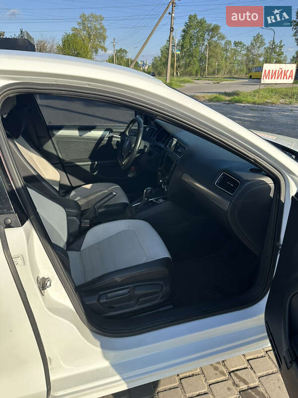 Седан Volkswagen Jetta 2015 в Павлограді