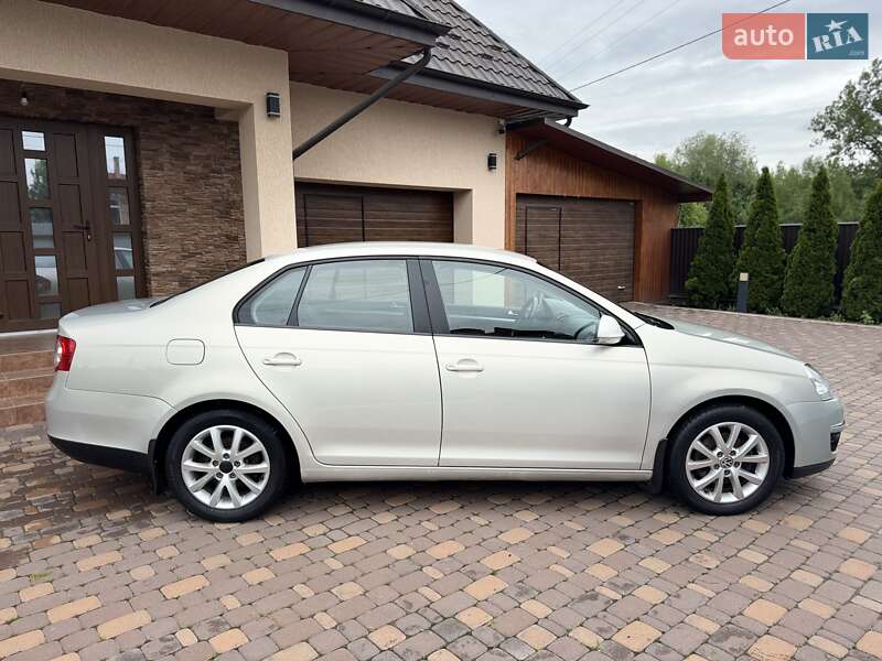 Седан Volkswagen Jetta 2010 в Черновцах