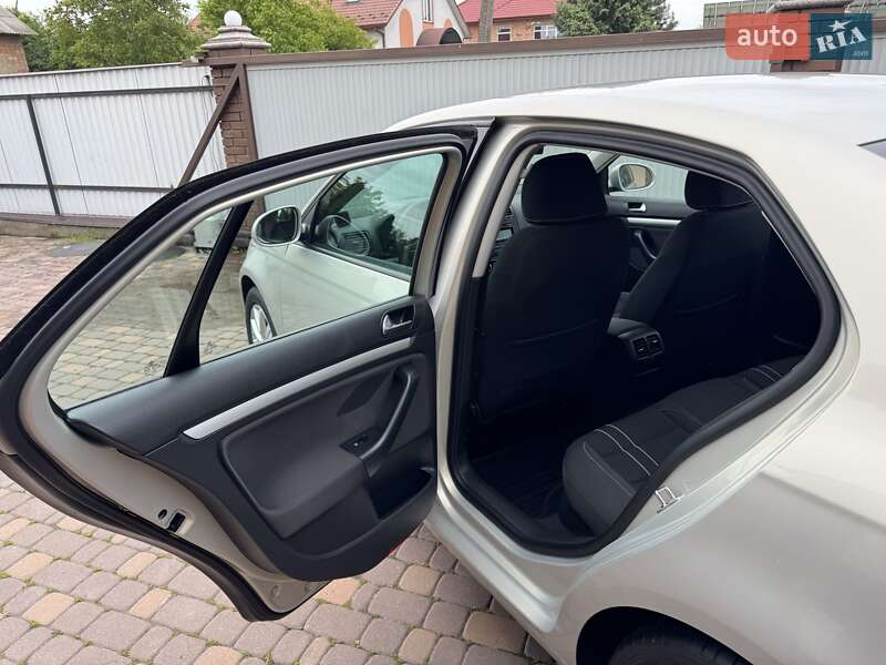 Седан Volkswagen Jetta 2010 в Черновцах