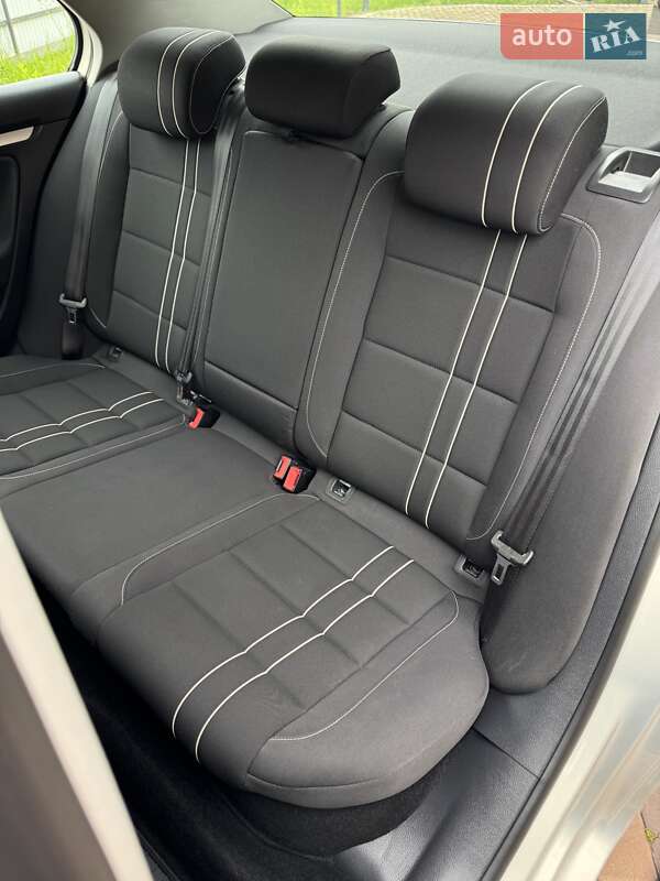 Седан Volkswagen Jetta 2010 в Черновцах
