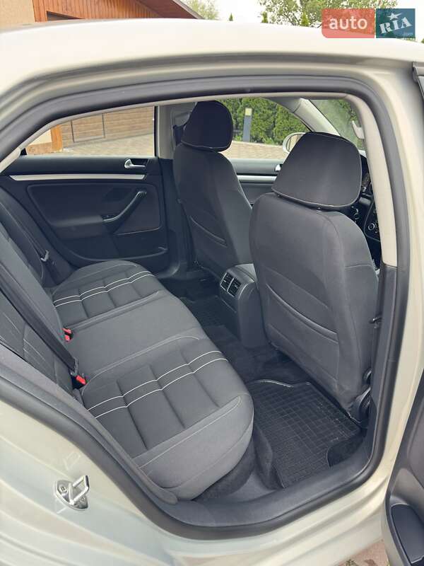 Седан Volkswagen Jetta 2010 в Черновцах