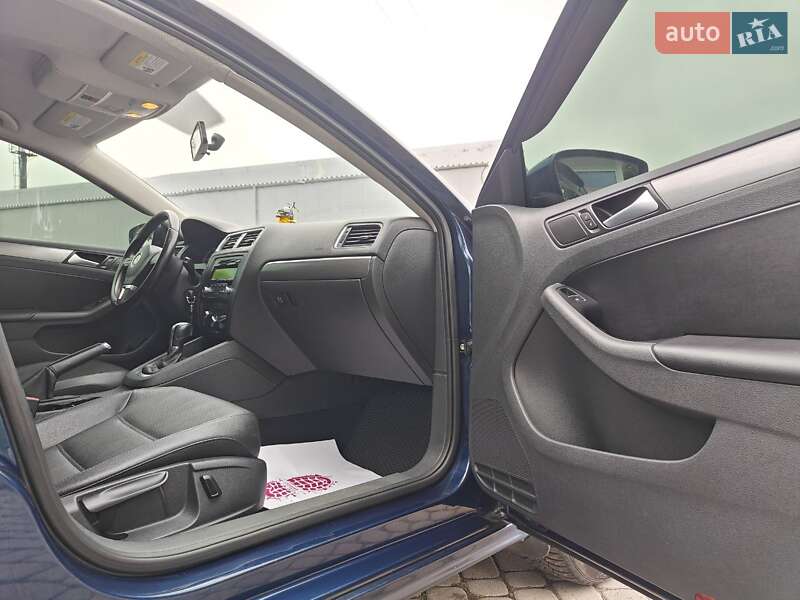 Седан Volkswagen Jetta 2013 в Львові