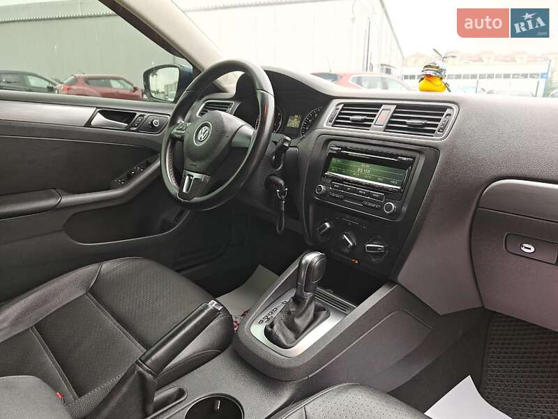 Седан Volkswagen Jetta 2013 в Львові