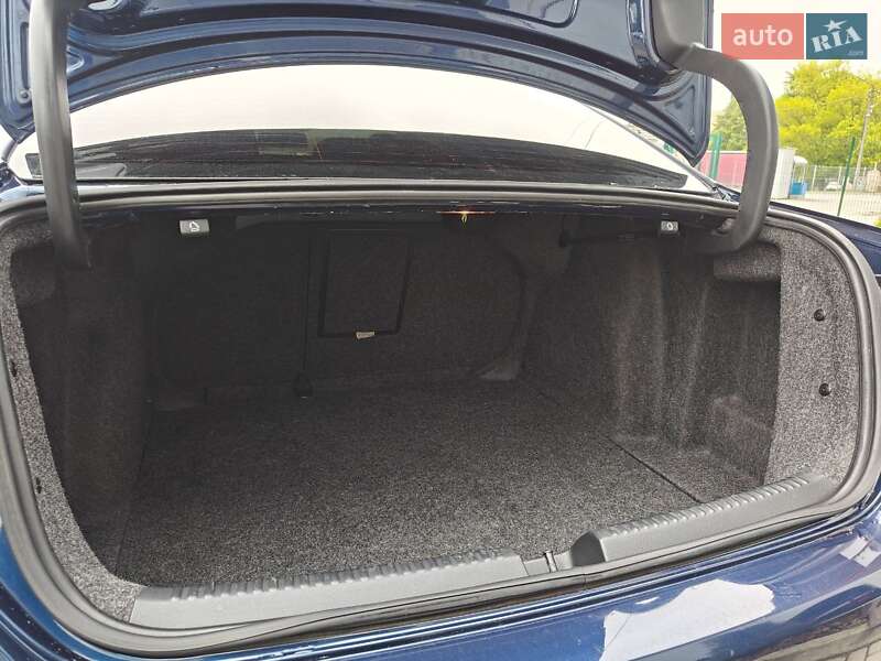 Седан Volkswagen Jetta 2013 в Львові