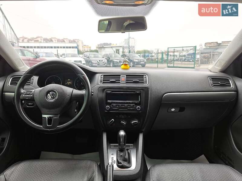 Седан Volkswagen Jetta 2013 в Львові